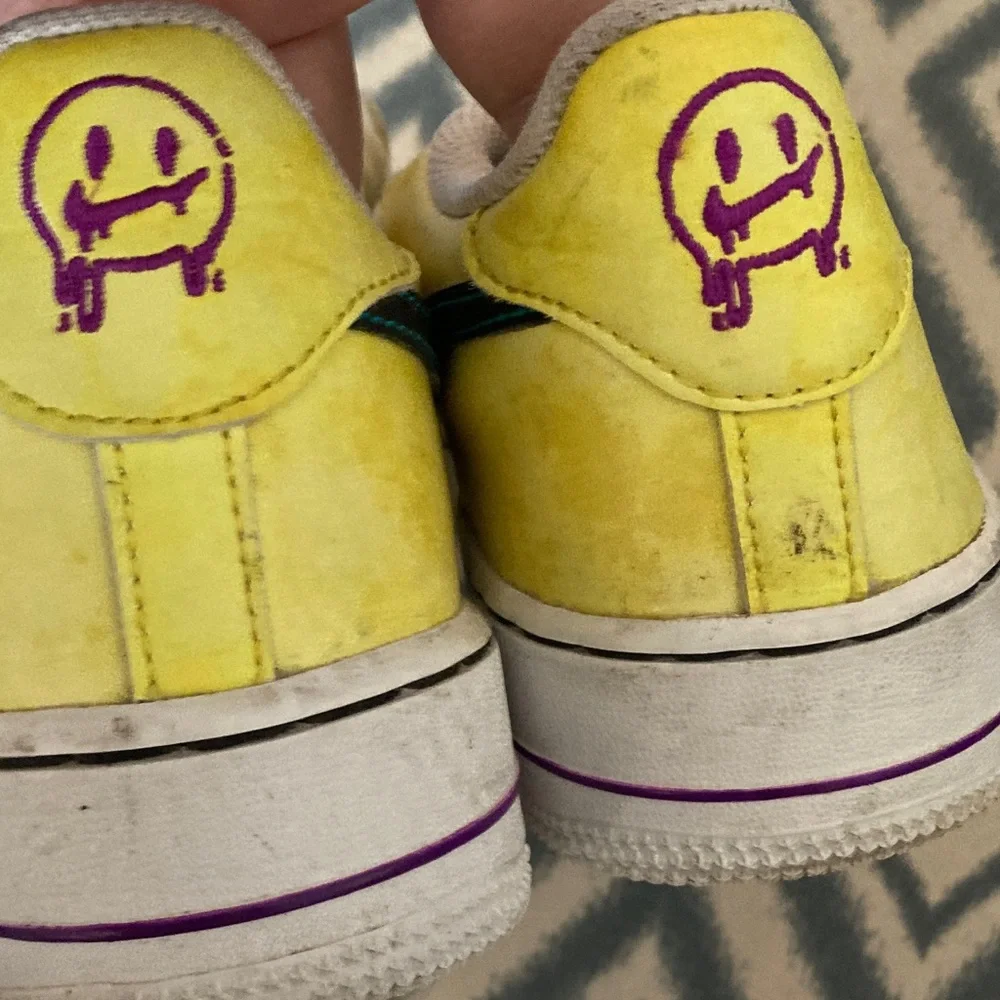 Nike Kids‎ Yellow and Blue Sneakers 6 🌸